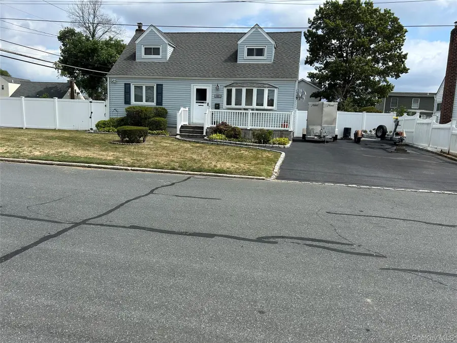 957 N Fulton Avenue, Lindenhurst, NY 11757 - Image #2