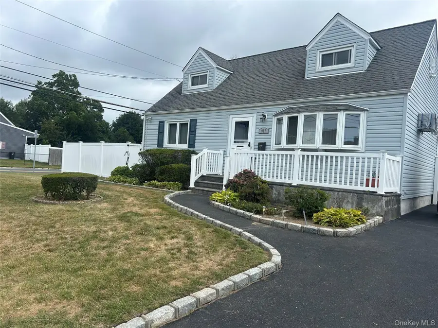 957 N Fulton Avenue, Lindenhurst, NY 11757 - Image #3