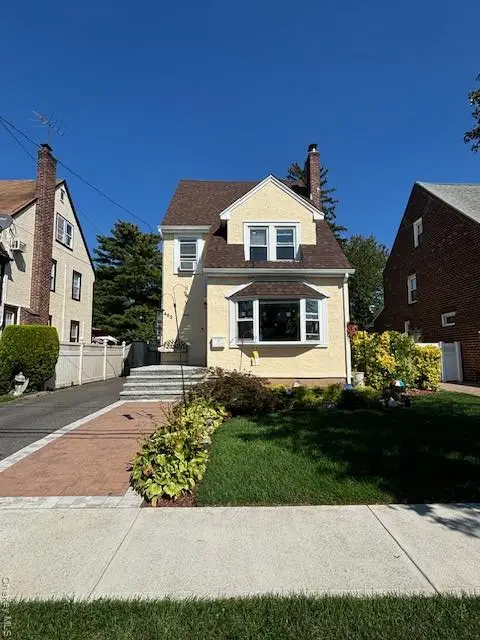 452 Macatee Place, Mineola, NY 11501