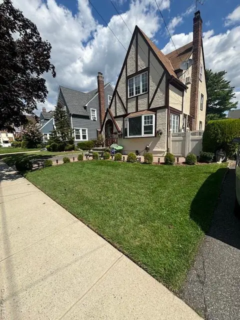 456 Macatee Place, Mineola, NY 11501 - Image #2