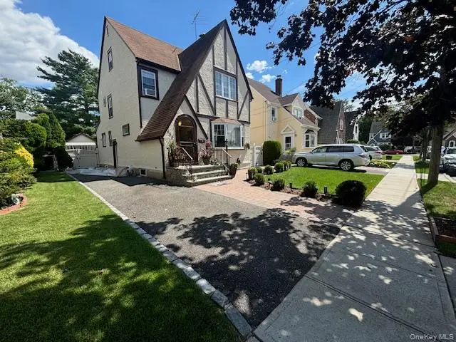 456 Macatee Place, Mineola, NY 11501 - Image #3