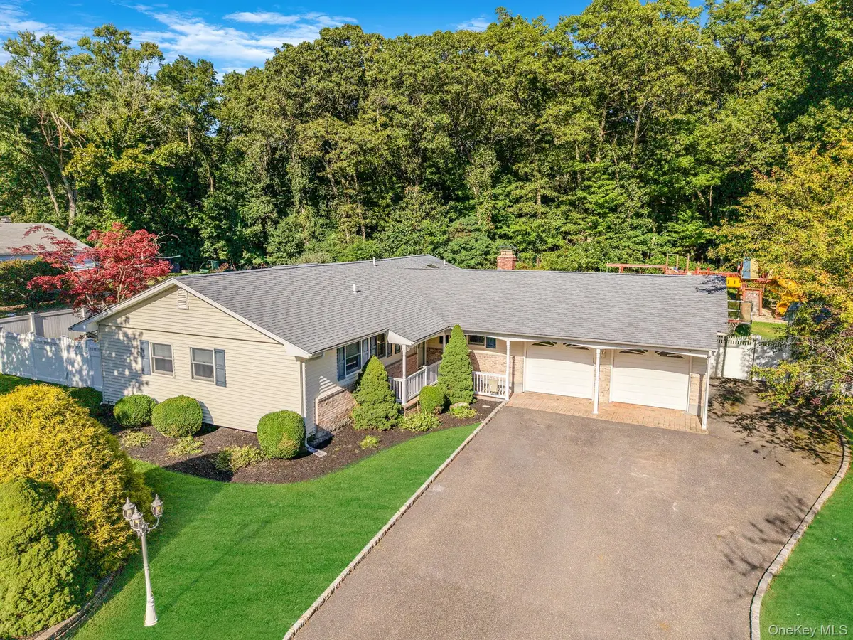 39 Robinhood Lane, East Setauket, NY 11733 - Image #1