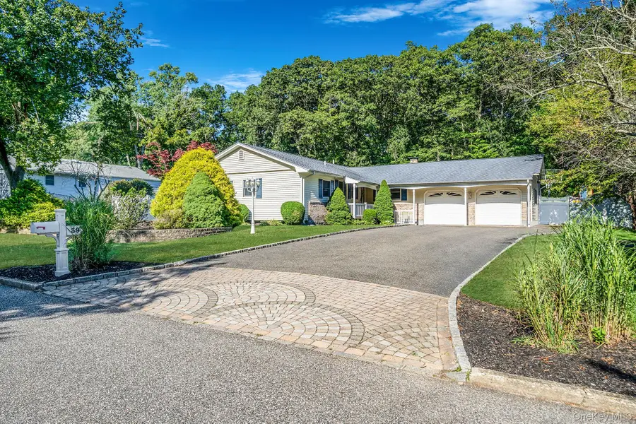 39 Robinhood Lane, East Setauket, NY 11733 - Image #3