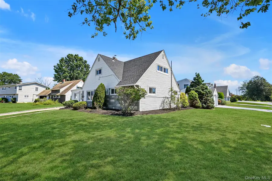 77 Autumn Lane, Hicksville, NY 11801 - Image #2