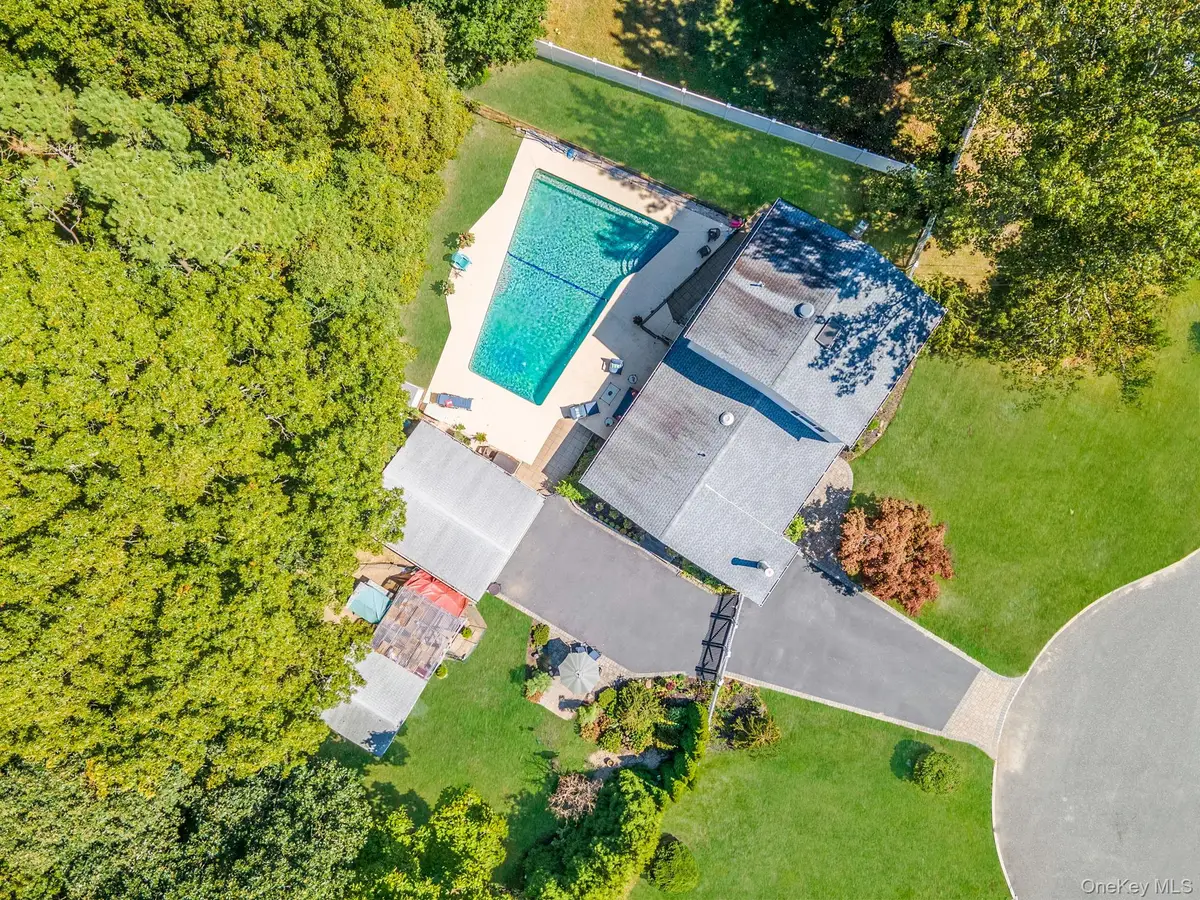 19 Edmarc Court, Oakdale, NY 11769 - Image #1