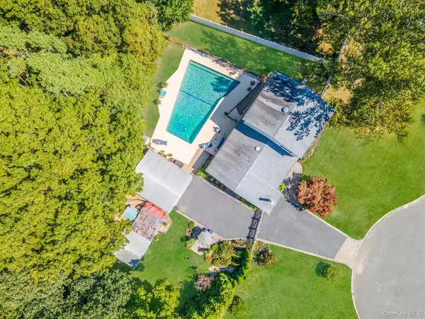 19 Edmarc Court, Oakdale, NY 11769