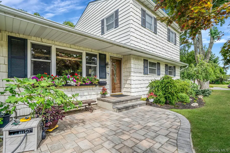 19 Edmarc Court, Oakdale, NY 11769 - Image #2