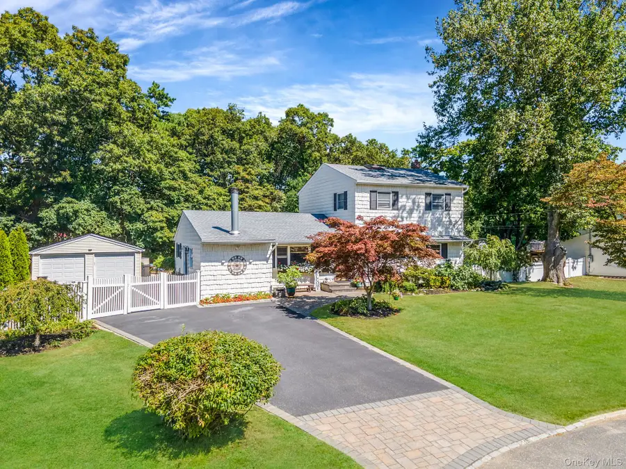 19 Edmarc Court, Oakdale, NY 11769 - Image #3