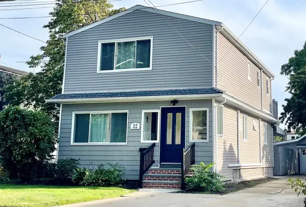 32 Beechwood Street, Farmingdale, NY 11735