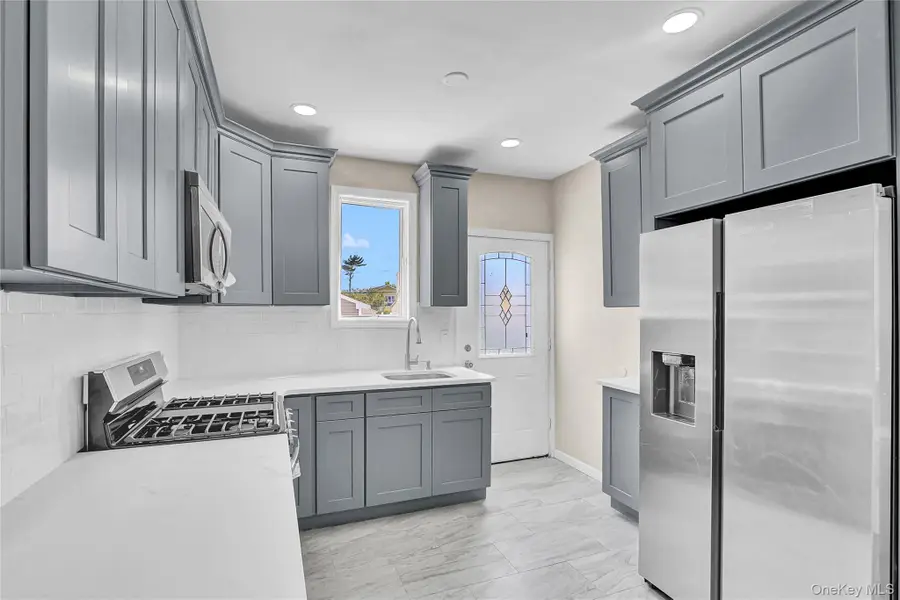 260 Cedar Court, Copiague, NY 11726 - Image #3