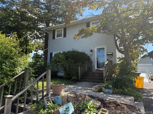 109 Cherry Drive W, Plainview, NY 11803