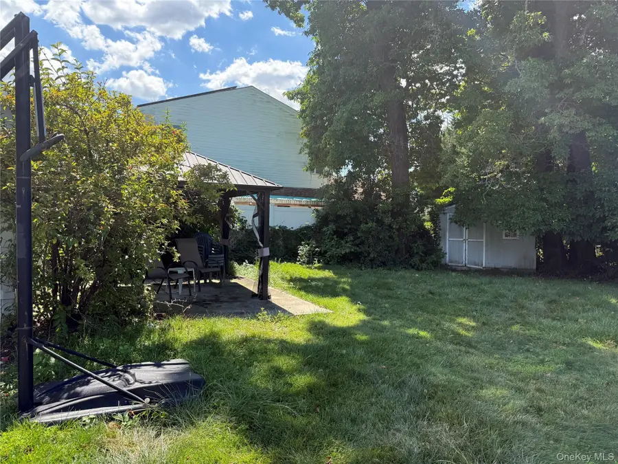 109 Cherry Drive W, Plainview, NY 11803 - Image #2