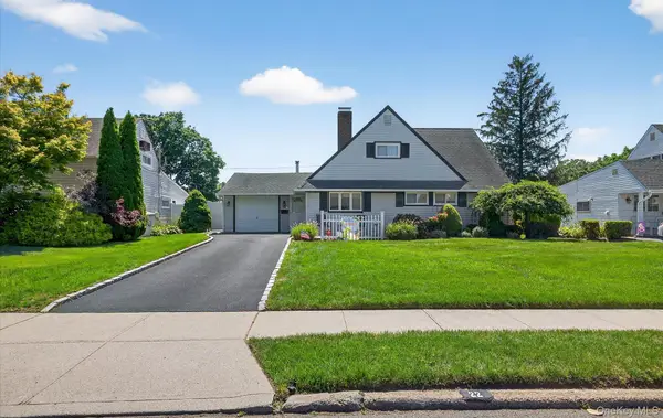 22 Twin Lane N, Wantagh, NY 11793