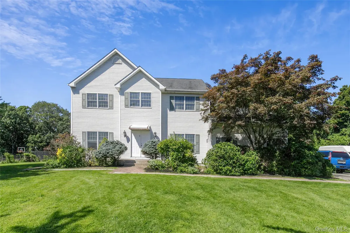 5 Naomi Court, Melville, NY 11747 - Image #1