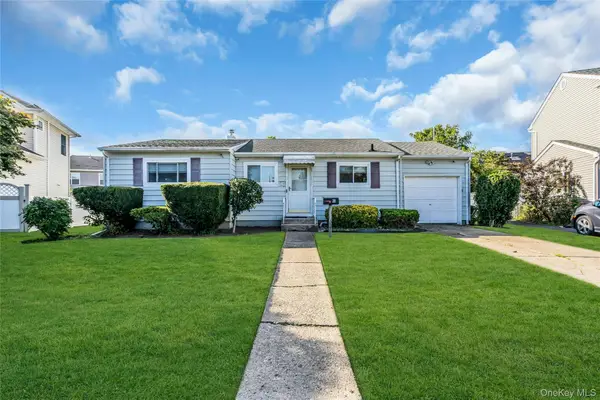 28 Lillian Lane, Plainview, NY 11803