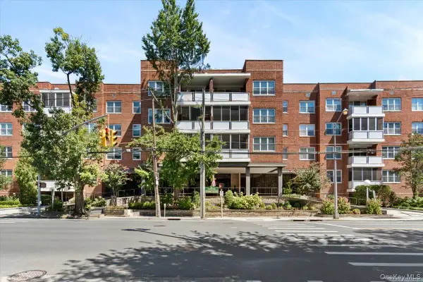 1 Kensington Gate #112, Great Neck, NY 11023