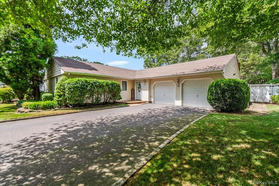 10 Pashen Place, Dix Hills, NY 11746 - Image #2