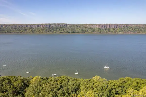 1 Riverpointe Road, Hastings-on-Hudson, NY 10706