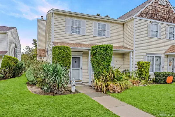 6 Fox Path, Coram, NY 11727