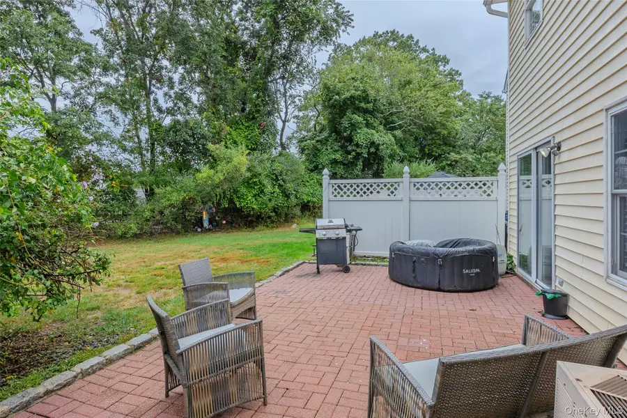 6 Fox Path, Coram, NY 11727 - Image #3