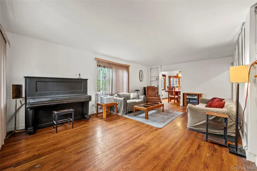 604 Dartmouth Street, Westbury, NY 11590 - Image #2