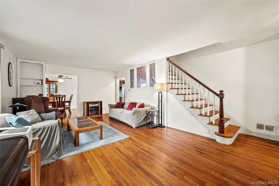 604 Dartmouth Street, Westbury, NY 11590 - Image #3