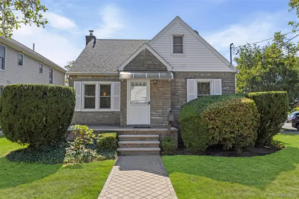 51 Stephen Avenue, New Hyde Park, NY 11040