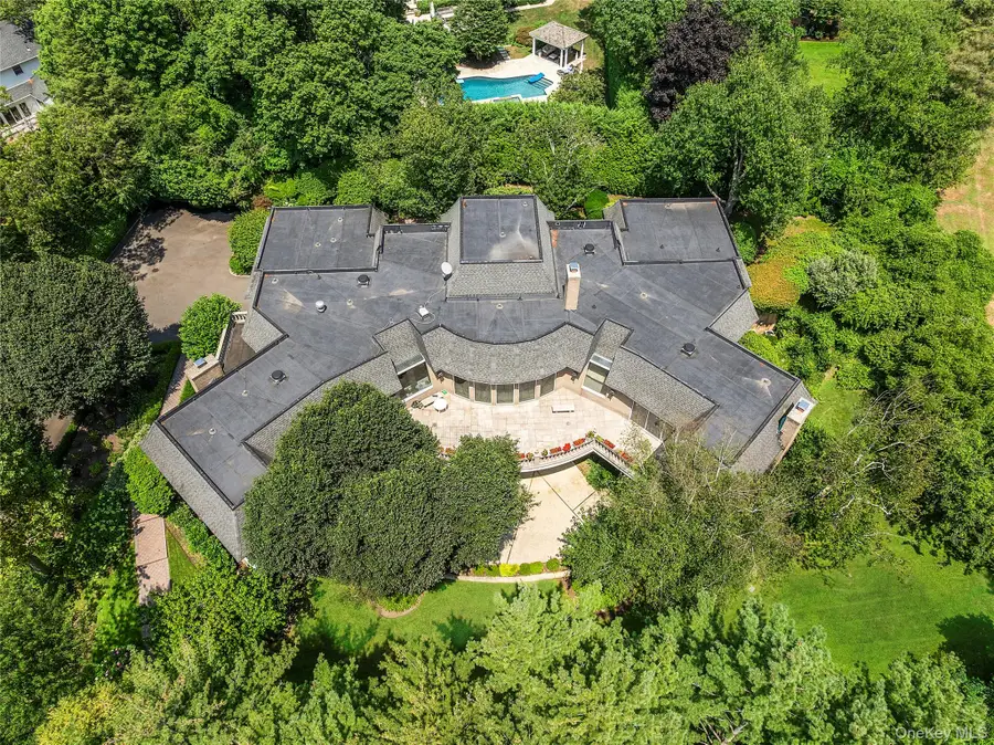 13 Chanticlare Drive, Manhasset, NY 11030 - Image #2