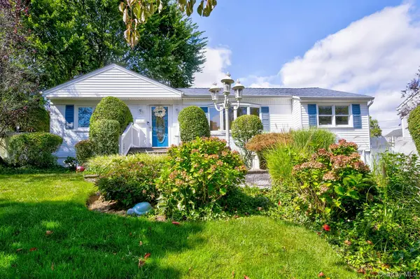 17 Hill Road, Farmingdale, NY 11735