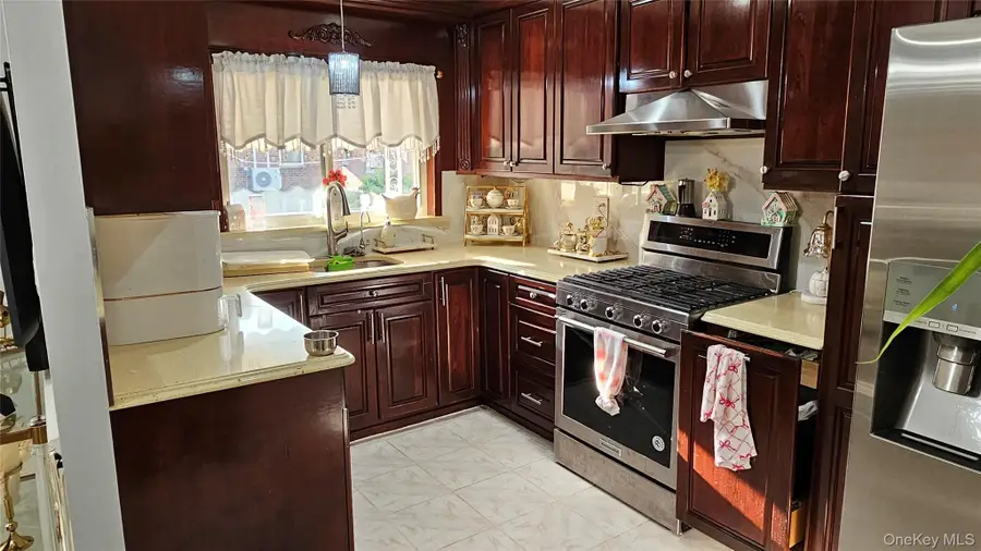 2533 Fish Avenue, Bronx, NY 10469 - Image #2