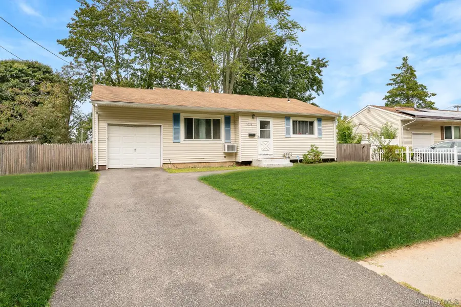 1038 Manor Lane, Bay Shore, NY 11706 - Image #2