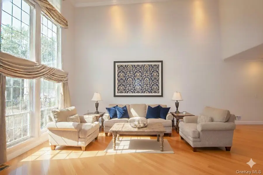 18 Hamlet Drive, Plainview, NY 11803 - Image #3