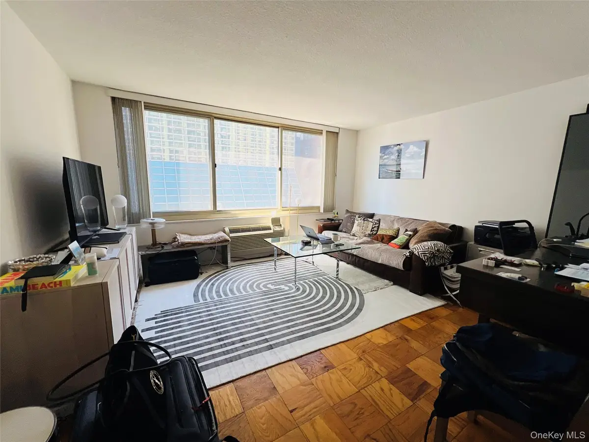 333 E 45th Street #17F, Manhattan, NY 10017 - Image #1
