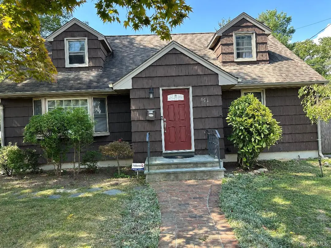 611 Asharoken Boulevard, Bay Shore, NY 11706 - Image #1