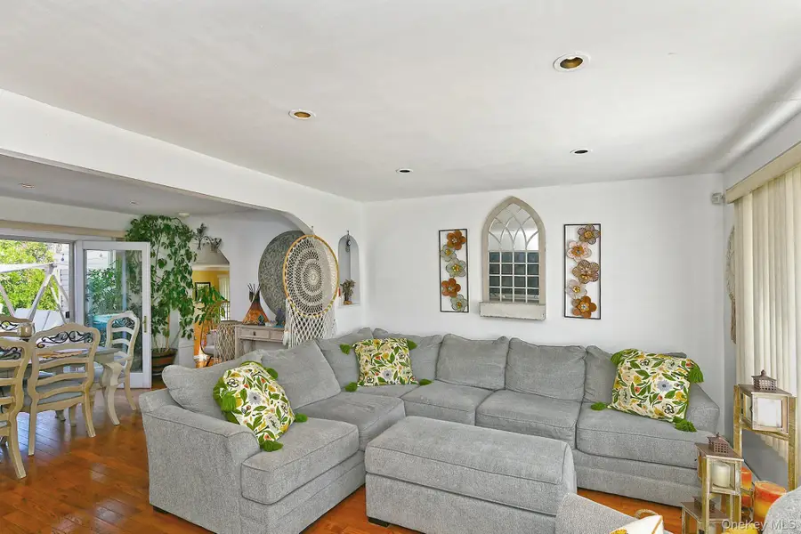 899 Brent Drive, Wantagh, NY 11793 - Image #3