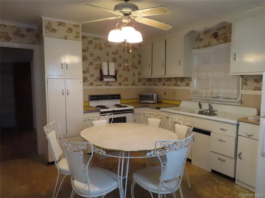 23 Woodlawn Avenue, Central Islip, NY 11722 - Image #3