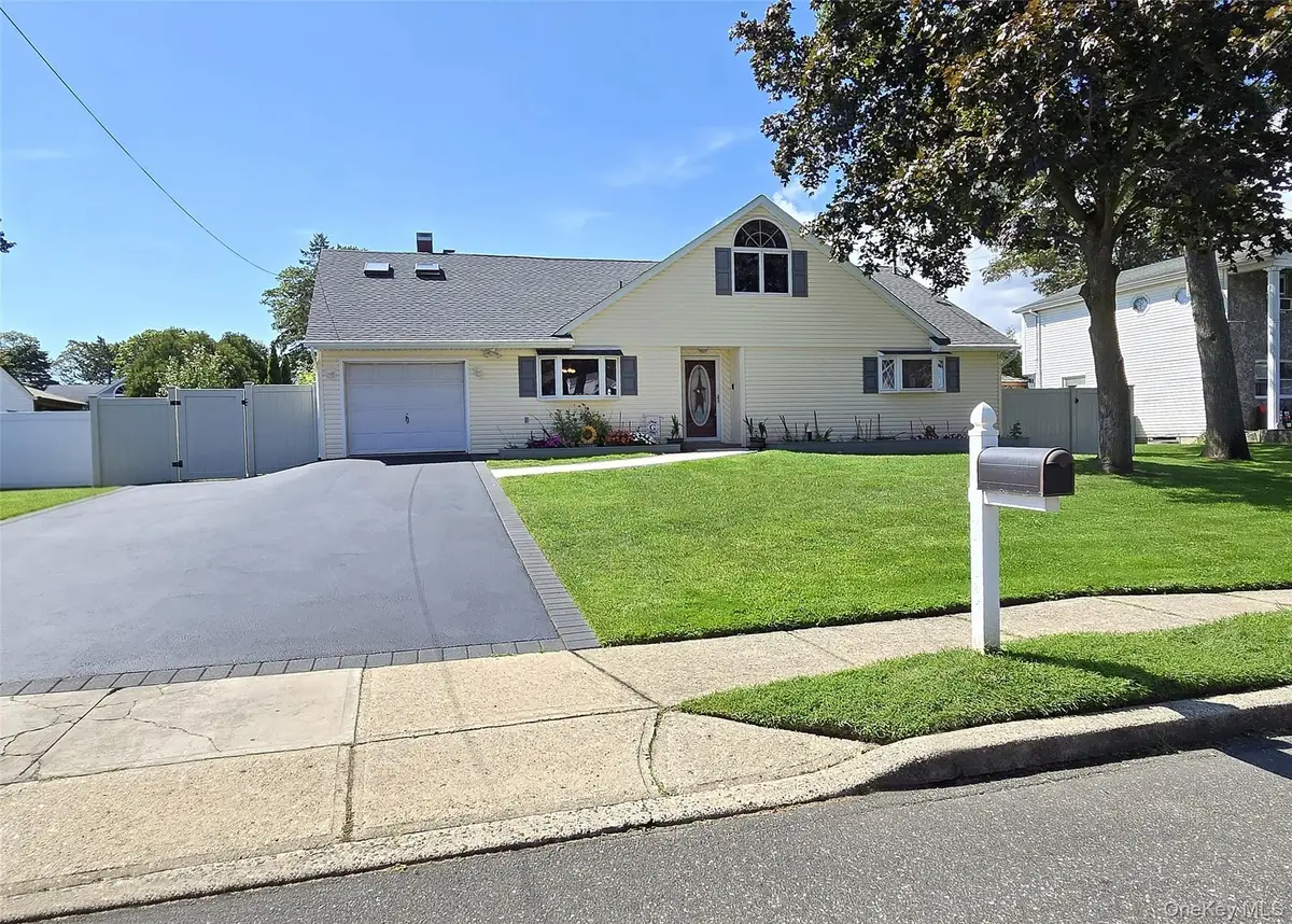 16 Ballad Circle, Holbrook, NY 11741 - Image #1