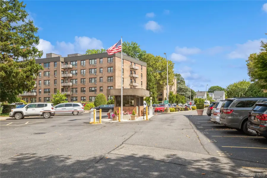 4 Birchwood Court #5A, Mineola, NY 11501 - Image #2