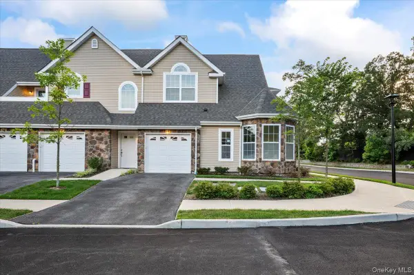 21 Steven Circle #21, Dix Hills, NY 11746