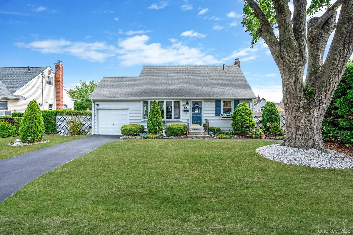 436 N Ontario Avenue, Lindenhurst, NY 11757 - Image #1