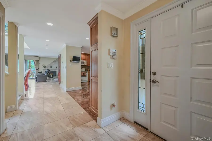 86 Chestnut Lane, Woodbury, NY 11797 - Image #3