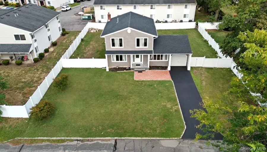 27 E Neck Court, West Babylon, NY 11704 - Image #3