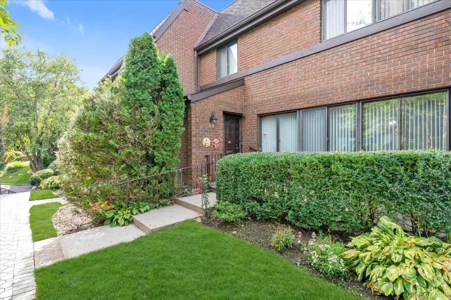 28 Spring Hollow, Roslyn, NY 11576 - Image #2