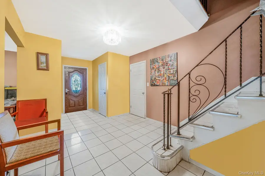 23 Caroline Court, North Babylon, NY 11703 - Image #2