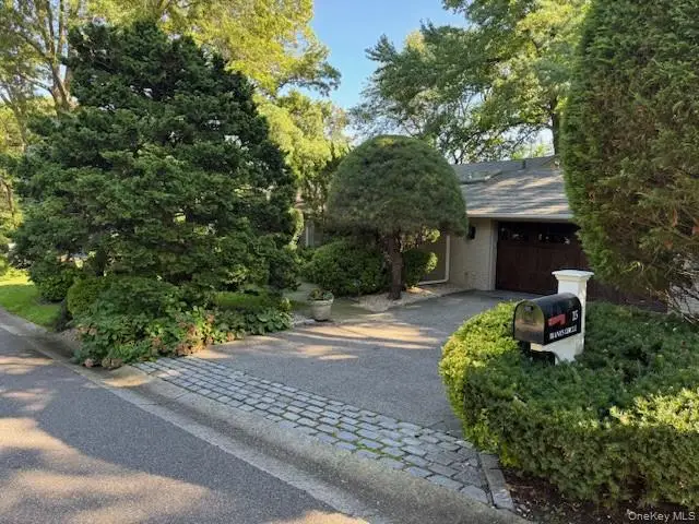 15 Dianas Circle, Roslyn Estates, NY 11576 - Image #1