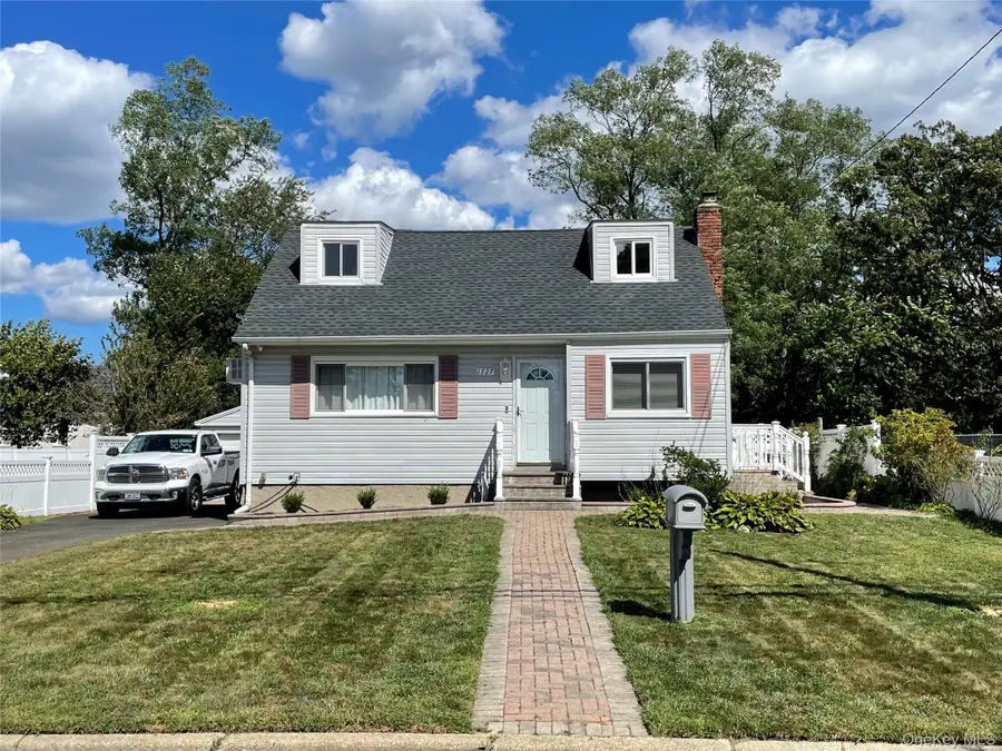 1727 Pine Grove Boulevard, Bay Shore, NY 11706 - Image #2