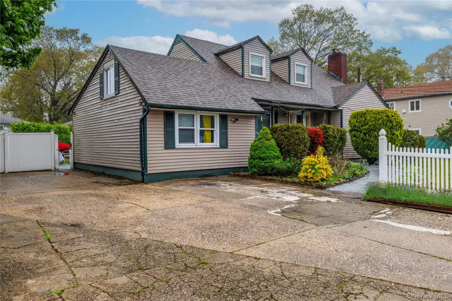 265 Beachview Street, Copiague, NY 11726 - Image #2