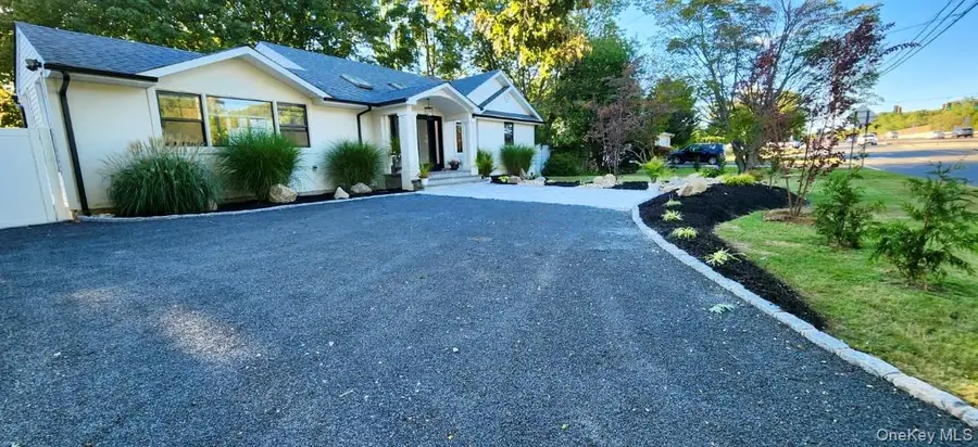 566 Locust Avenue, Oakdale, NY 11769 - Image #3