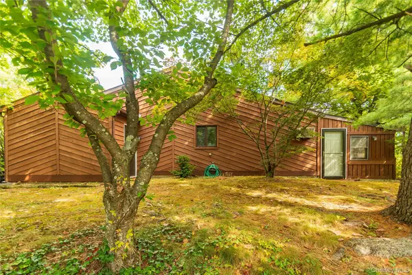 16 Hilltop Circle, Fishkill, NY 12524