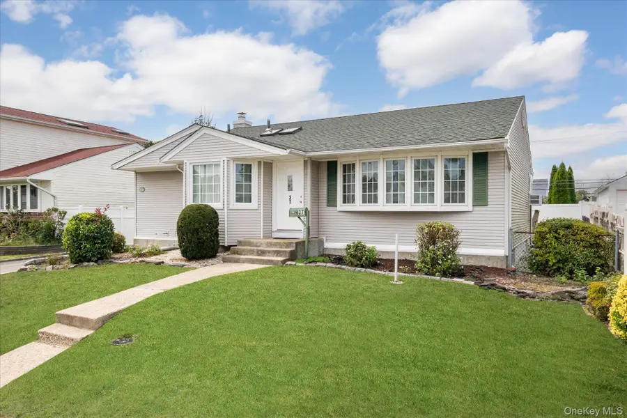 37 Hunter Lane, Hicksville, NY 11801 - Image #2